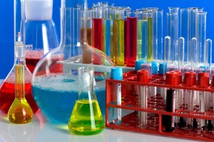 tubos-de-ensayo-de-colores-en-laboratorio-clinico-de-quimica